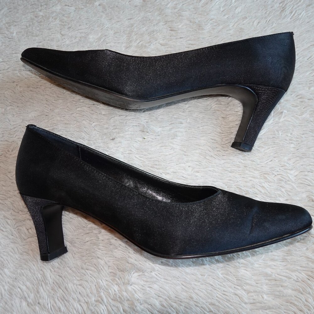 Women's Size 9 Black Jacqueline Ferrar Pumps with 2.5" Heel (LIKE NEW)